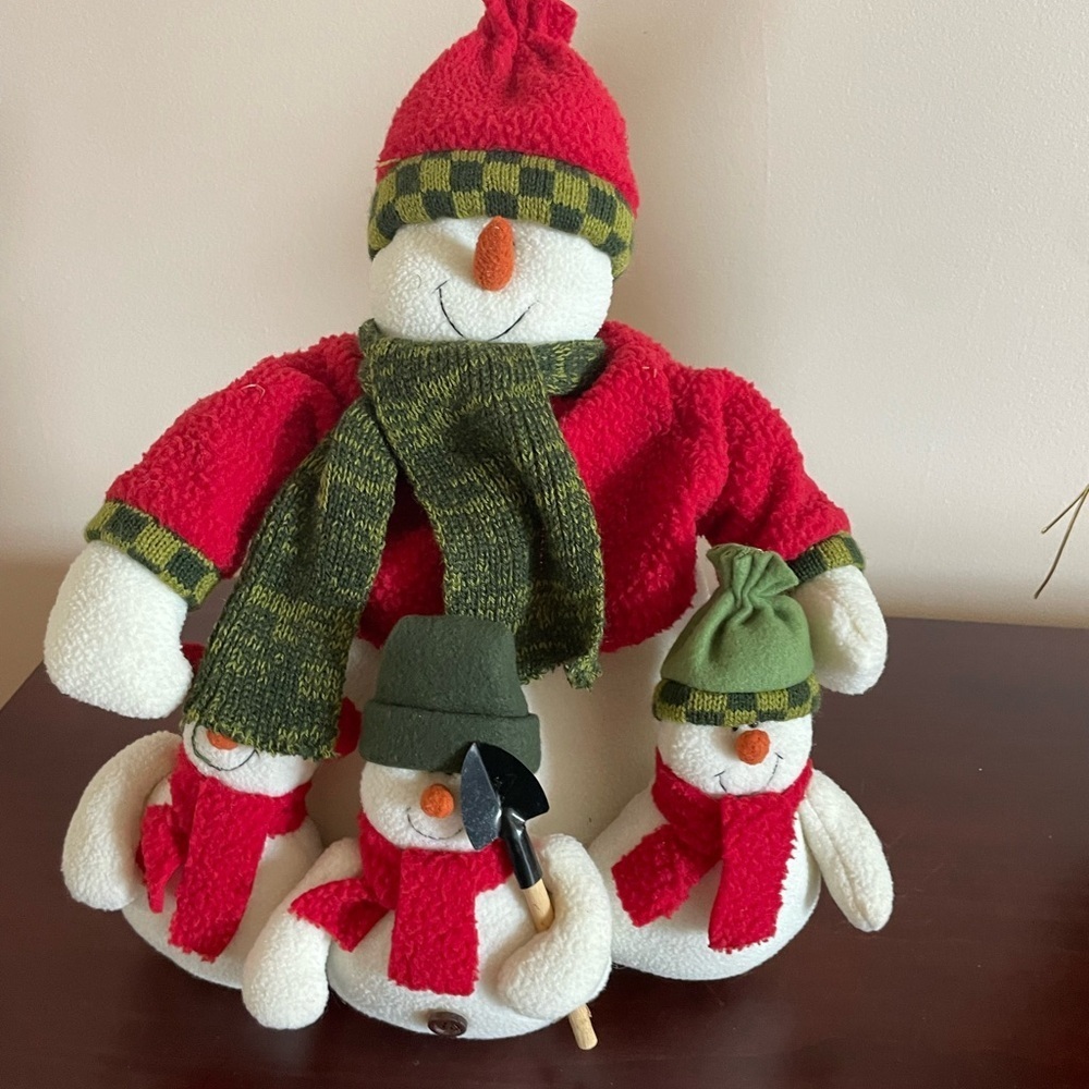 Festive Snowman Family Decor with Red and Green Accents